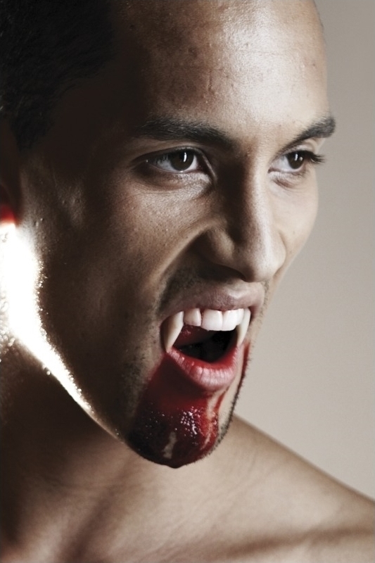 Dinti colti vampir lungi Sabre Fangs si kit de fixare, Nr. 2, Carnaval24